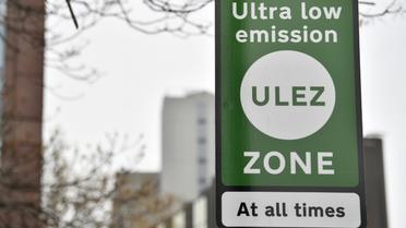 Les nouveaux panneaux de signalisation indiquant l'entrée de la zone à ultra basse émission dans le centre de Londres, le 8 avril 2019 [Ben STANSALL / AFP]