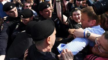 Le leader de l'opposition russe Alexeï Navalny interpellé à Moscou, le 5 mai 2018 [Kirill KUDRYAVTSEV / AFP]