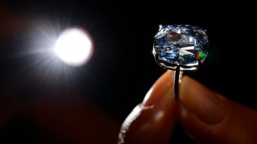 Le "Blue Moon diamond" qui sera vendu par Sotheby's à Genève, présenté le 4 novembre 2015 [FABRICE COFFRINI / AFP]