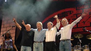 Les musiciens du groupe de rock britannique Pink Floyd saluant le public lors de leur premier concert en 24 ans, à Hyde Park à Londres, le 2 juillet 2005 [John D Mchugh / AFP/Archives]