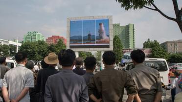 Des nord-coréens regardent un écran diffusant des informations sur le  lancement d'un missile balistique, le 22 mai 2017 à Pyongyang [KIM Won-Jin / AFP]