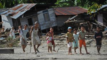 Des villageois près de leurs maisons détruites par un tsunami, sur les îles Metawai, à l'ouest de Sumatra, en Indonésie, le 31 octobre 2010 [Bay Ismoyo / AFP/Archives]
