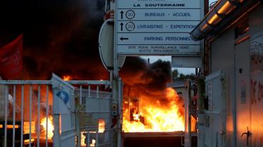 Des salariés de l'équipementier automobile GM&S, menacé de liquidation, font brûler des pneus et des palettes dans leur usine à La Souterraine, le 8 juin 2017  [PASCAL LACHENAUD / AFP]