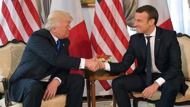 Emmanuel Macron serrant la main du président américain Donald Trump (g), lors d'une rencontre à l'ambassade des Etats-Unis à Bruxelles, le 25 mai 2017 [Mandel NGAN / AFP]