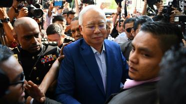 L'ex-Premier ministre malaisien, Najib Razak (c) se rend au bureau de la Commission anti-corruption, le 22 mai 2018 à Putrajaya [Manan VATSYAYANA / AFP/Archives]