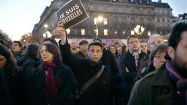 Un homme brandit une pancarte "Je suis Bruxelles", lors d'un rassemblement devant la mairie de Paris, le 22 mars 2016 [MARTIN BUREAU / AFP]