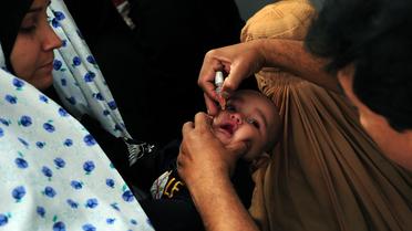 Un travailleur de santé administre le vaccin de la polio à un jeune enfant à Karachi le 8 janvier 2013 [Rizwan Tabassum / AFP/Archives]