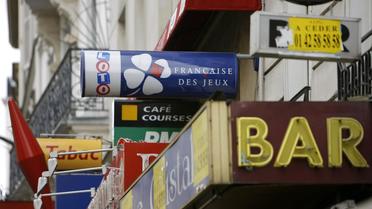 La devanture d'un bar-tabac, point de distribution de la Française des jeux, le 12 juillet 2007 à Paris [Clemens Bilan / AFP/Archives]