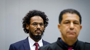 Le jihadiste malien Ahmad al Faqi al Mahdi (G), le 30 septembre 2015 devant la Cour pénale internationale à La Haye [ROBIN VAN LONKHUIJSEN / ANP/AFP/Archives]
