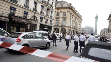 Des policiers bloquent l'accès à la place Vendôme après un cambriolage le 4 octobre 2013 à Paris [Thomas Samson / AFP/Archives]