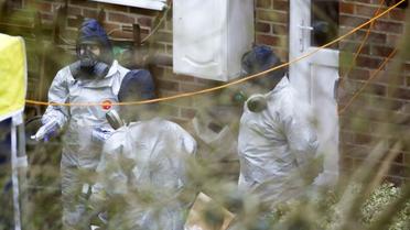 Des enquêteurs devant la maison de Serguei Skripal le 22 mars à Salisbury dans le sud de l'Angleterre [Geoff CADDICK / AFP]