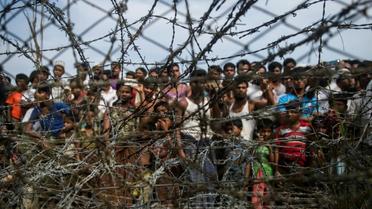 Des réfugiés rohingyas rassemblés dans un camp provisoire à la frontière entre la Birmanie et le Bangladesh le 25 avril 2018 [Ye Aung THU / AFP/Archives]