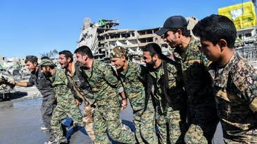 Membres des Forces démocratiques syriennes (FDS) célébrant le 18 octobre 2017 à Raqa la prise de cette ville [BULENT KILIC / AFP]