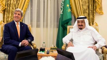 John Kerry et le le roi saoudien Salman bin Abdulaziz le 11 mars 2016 à Hafar al-Batin [HO / SPA/AFP]