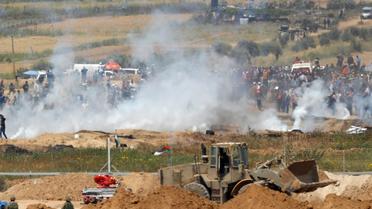 Les soldats israéliens tirent des gaz lacrymogènes sur des manifestants palestiniens le long de la barrière de sécurité séparant la bande de Gaza d'Israël, le 6 avril 2018  [Jack GUEZ / AFP]