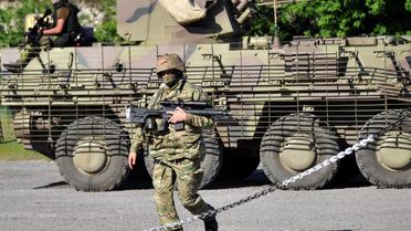 Un soldat ukrainien devant un véhicule blindé dans la région de Karkhiv le 21 mai 2014 [Genya Savilov / AFP/Archives]