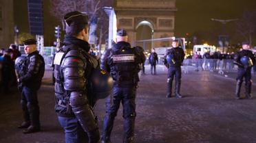 Des policiers déployés sur les Champs Elysées le 31 décembre 2015 à Paris [FLORIAN DAVID / AFP/Archives]