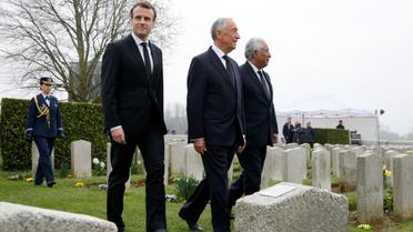 Emmanuel Macron avec le président portugais Marcelo Rebelo de Sousa (C), lors d'une cérémonie commémorant le centenaire de la Première guerre mondiale, au cimetière militaire portugais de Richebourg le 9 avril 2018  [PASCAL ROSSIGNOL / POOL/AFP/Archives]