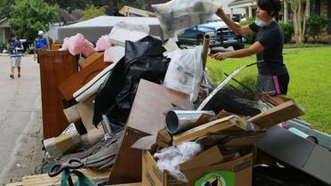 Une résidente jette des affaires endommagées dans des inondations à Houston, aux Etats-Unis, le 1er septembre 2017  [MANDEL NGAN / AFP]