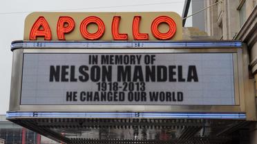"Il a changé le monde" sur le panneau d'affichage lumineux de l'Apollo Theater à Harlem,  en hommage à Nelson Mandela, le 6 décembre 2013 à New York [Stan Honda / AFP]