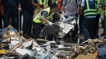 Le 2 novembre 2018 dans un port de Jakarta, les équipes de recherche récupèrent des débris du vol de Lion Air qui s'est abîmé en mer  [BAY ISMOYO / AFP]