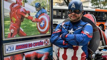 Le candidat brésilien Luiz Carlos de Paula pose en costume de Captain America à Sao Paulo le 26 septembre 2018. [NELSON ALMEIDA / AFP]