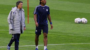 L'entraîneur de Chelsea Jose Mourinho (en 2007) et son attaquant star ivoirien Didier Drogba, à l'entraînement avant un quart de finale de Ligue des Champions, le 9 avril 2007 à Valence. [Carl de Souza / AFP]