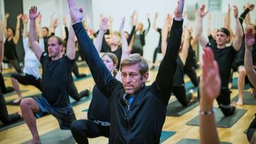 Henrik Bunge (c), directeur général de la marque de vêtements Björn Borg, lors d'une classe de yoga, le 26 janvier 2018 à Stockholm [Jonathan NACKSTRAND / AFP]