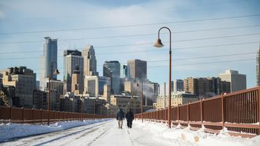 Des piétons bravent le froid à Minneapolis, le 29 janvier 2019 dans le Minnesota [STEPHEN MATUREN / AFP]