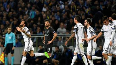 Le Brésilien Dani Alves a offert le 2e but à la Juventus sur le terrain de Porto en Ligue des champions, le 22 février 2017 [FRANCISCO LEONG / AFP]
