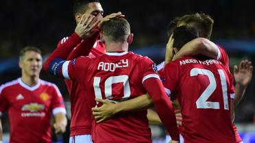 Wayne Rooney, auteur d'un triplé contre le FC Bruges en barrage retour de la Ligue des champions, est félicité par ses coéquipiers, le 26 août 2015 [Emmanuel Dunand / AFP]