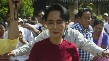 Aung San Suu Kyi visite un bureau de vote le 8 novembre 2015 à Rangoun [Ye Aung Thu / AFP/Archives]