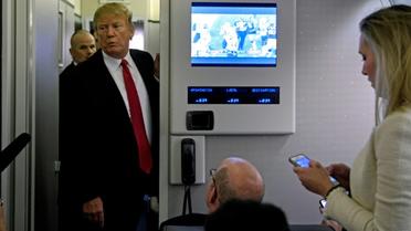 Donald Trump échange avec des journalistes à bord d'Air Force One le 3 février 2019 [Brendan Smialowski / AFP]
