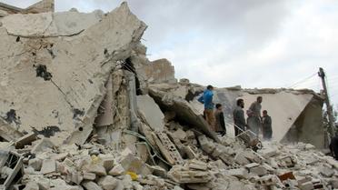 Des habitants recherchent des victimes dans les décombres d'immeubles après une frappe aérienne des forces russes et syriennes, le 16 novembre 2016 à Idleb [Omar haj kadour / AFP]