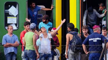 Des migrants bloqués le 3 septembre 2015 à la gare de Budapest [ATTILA KISBENEDEK / AFP]