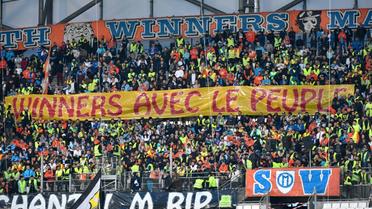 Le groupe de supporters de l'OM, les South Winners, affiche son soutien aux Gilets jaunes, lors du match contre Reims, le 2 décembre 2018 au Vélodrome [GERARD JULIEN / AFP/Archives]
