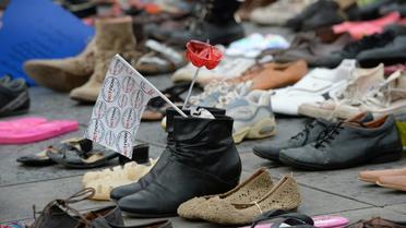 La place de la République à Paris couverte de chaussures, "marche" silencieuse et symbolique pour le climat, en lieu et place d'un défilé interdit par les autorités françaises dans le cadre de l'état d'urgence, le 29 novembre 2015 [MIGUEL MEDINA / AFP]