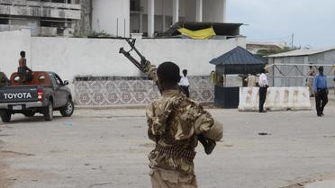 Des soldats somaliens devant le Parlement à Mogadiscio, en mai 2014 lors d'une attaque des islamistes shebab [Abdifitah Hasni Nor / AFP/Archives]