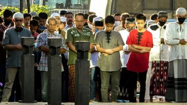 Des musulmans assistent à la prière de l'Aïd el-Fitr, à Jakarta le 24 mai 2020 [BAY ISMOYO / AFP]