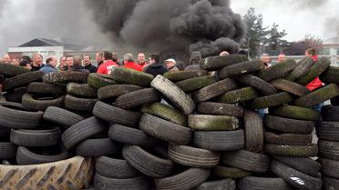 Des salariés de l'usine Goodyear-Amiens bloquent l'entrée du site avec des pneus, le 3 juin 2013 [Denis Charlet / AFP/Archives]
