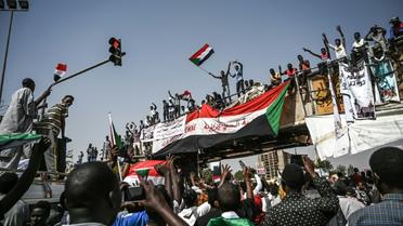 Des manifestants soudanais autour du QG de l'armée, à Khartoum, le 17 avril 2019 [OZAN KOSE / AFP]
