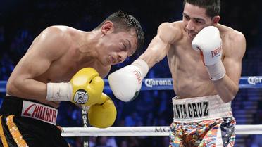 Le Mexicain Leo Santa Cruz (d) lors de son combat contre son compatriote Cristian Mijares, le 8 mars 2014 à Las Vegas [Kevork Djansezian / Getty/AFP]