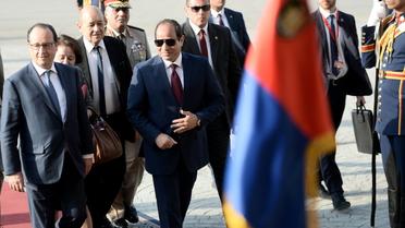 Le président égyptien Abdelfattah al-Sisi (droite) accueille le président français François Hollande au Caire le 17 avril 2016 [STEPHANE DE SAKUTIN / AFP]