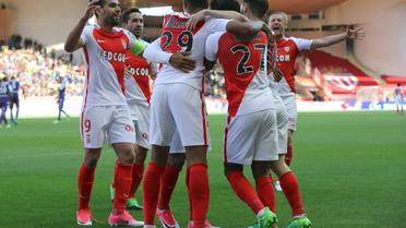 Thomas Lemar partage sa joie avec ses coéquipiers après avoir inscrit le 3e but de l'AS Monaco contre Toulouse à Louis-II, le 29 avril 2017 [VALERY HACHE / AFP]
