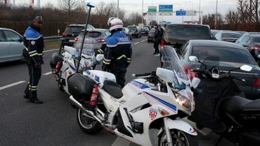 Des VTC en colère bloquent la circulation sur l'A1 près de Paris, le 16 décembre 2016 [GEOFFROY VAN DER HASSELT / AFP]