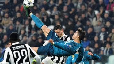Cristiano Ronaldo (c) ouvre le score pour le Real en C1 face à la Juventus, avec un retourné acrobatique d'anthologie, le 3 avril 2018 à Turin  [Alberto PIZZOLI / AFP]