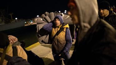 Des migrants arrivent au port du Pyrée, à Athènes, après une traversée depuis les îles de Lesbos et Chios, le 23 janvier 2016 [ANGELOS TZORTZINIS / AFP/Archives]