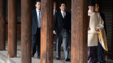 Le Premier ministre japonais Shinzo Abe (c) au sanctuaire Yasukuni, le 26 décembre 2013 à Tokyo [Toru Yamanaka / AFP/Archives]