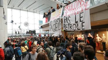 Des militants de mouvements écologistes, dont Extinction Rebellion (XR), manifestent dans le centre commercial Italie 2, le 5 octobre 2019 à Paris [JACQUES DEMARTHON / AFP]
