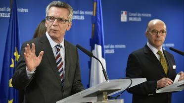 Les ministres allemand Thomas de Maiziere, et français Bernard Cazeneuve, de l'Intérieur le 14 septembre 2015 à Bruxelles [JOHN THYS / AFP]